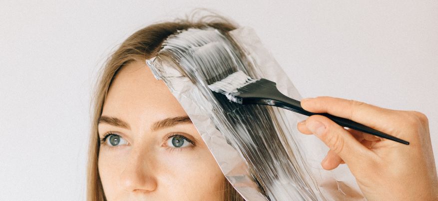 Capelli tinti in estate: consigli e prodotti per mantenere la salute della chioma