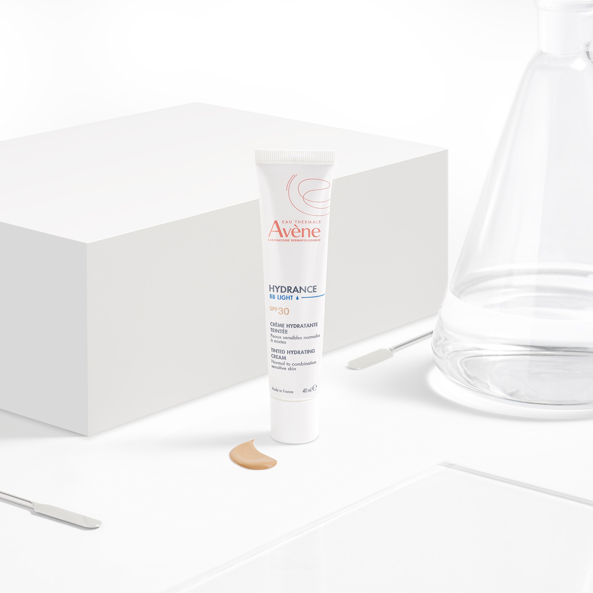 Eau Thermale Avène Hydrance BB Light, Crema Idratante Colorata perfezionatrice SPF30, Uniforma e idrata effetto Glow, Pelle sensibile disidratata, 40ml 