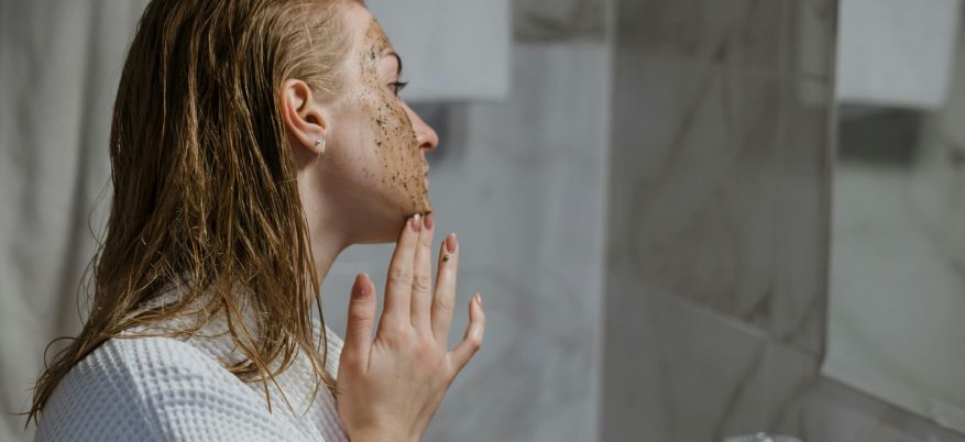 Come esfoliare la pelle del viso correttamente: guida completa