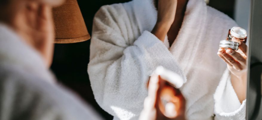 Crema viso antimacchie: quando usarla e come sceglierla per una pelle radiosa