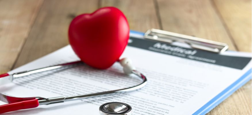 Perché il cuore batte forte: cause comuni, quando preoccuparsi e cosa fare