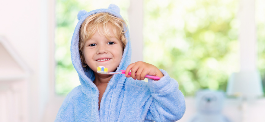 Igiene orale e bambini: tutti i trucchi per fargli lavare i denti