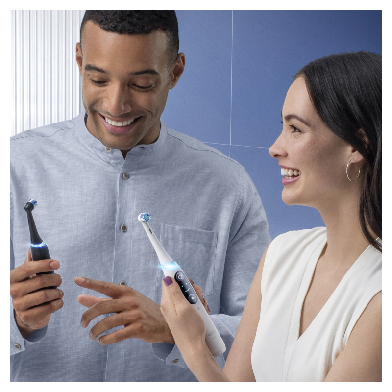 Oral-B iO - 8n - Spazzolino Elettrico Ricaricabile Nero con Tecnologia Magnetica Rivoluzionaria e Display a colori + Custodia da Viaggio Primium