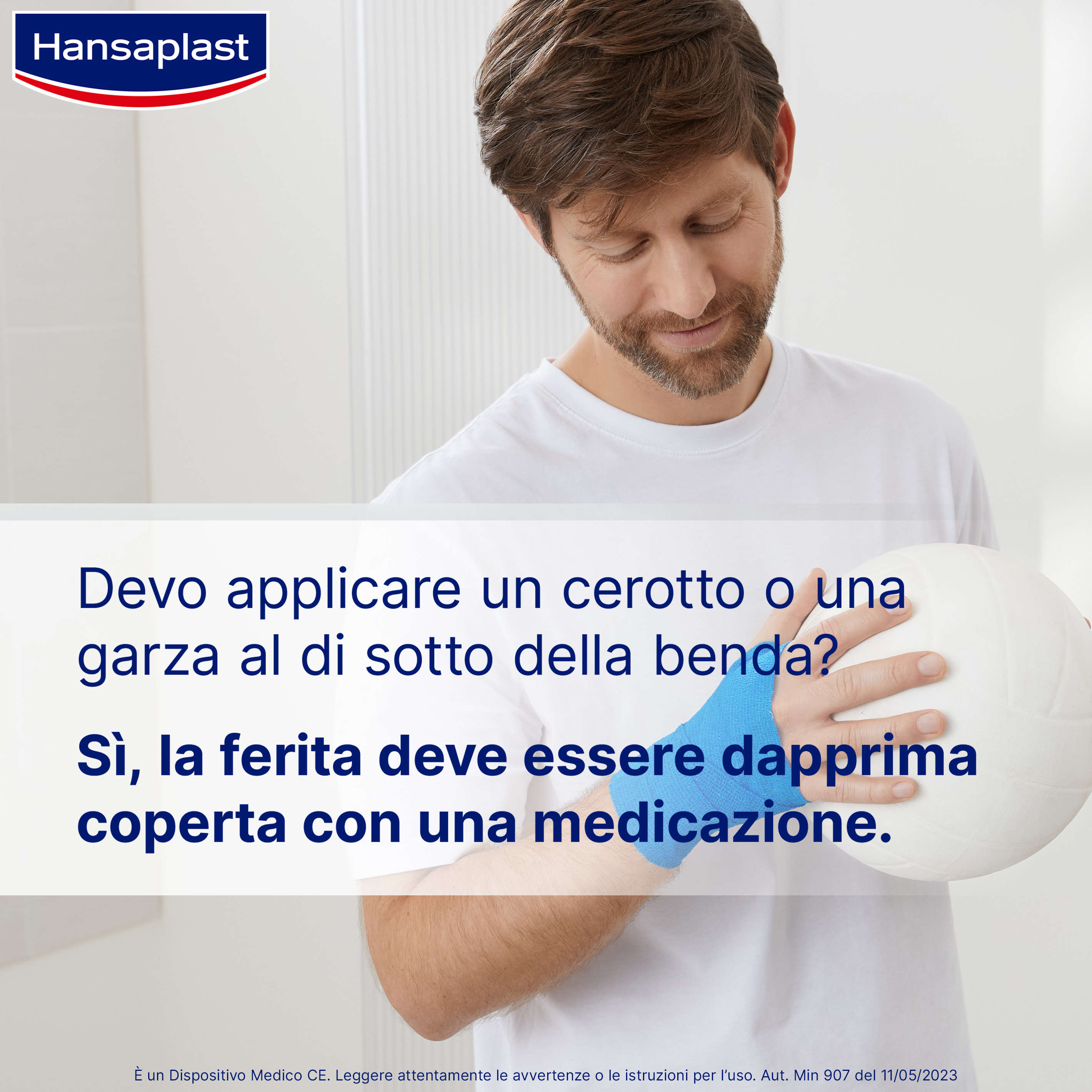 Hansaplast Benda Autoadesiva Blu 4m x 6cm, Tape flessibile per il fissaggio di bende e compresse