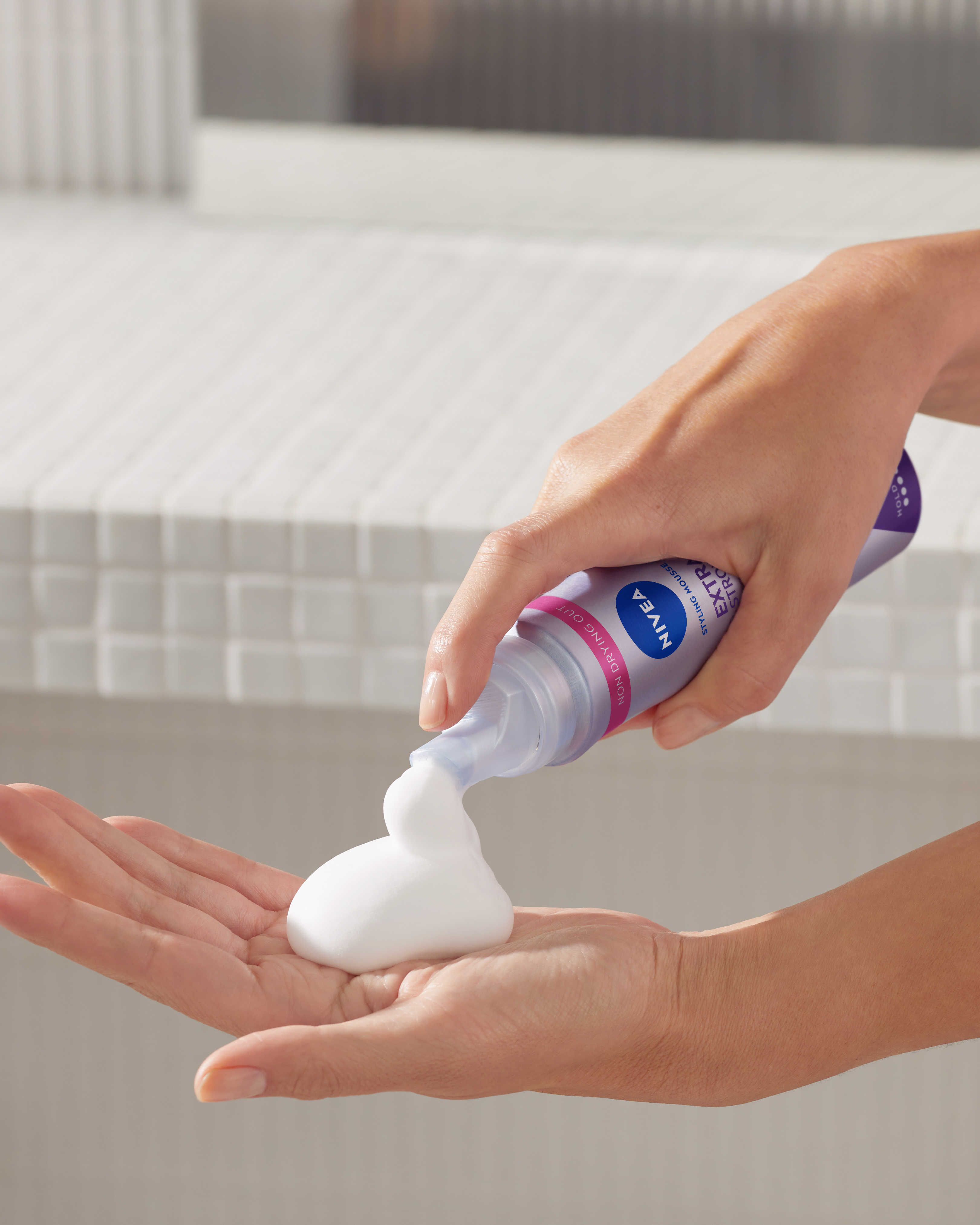 Nivea Styling Mousse Extra Strong 150 ml, Schiuma per la cura capelli e con tenuta extra forte