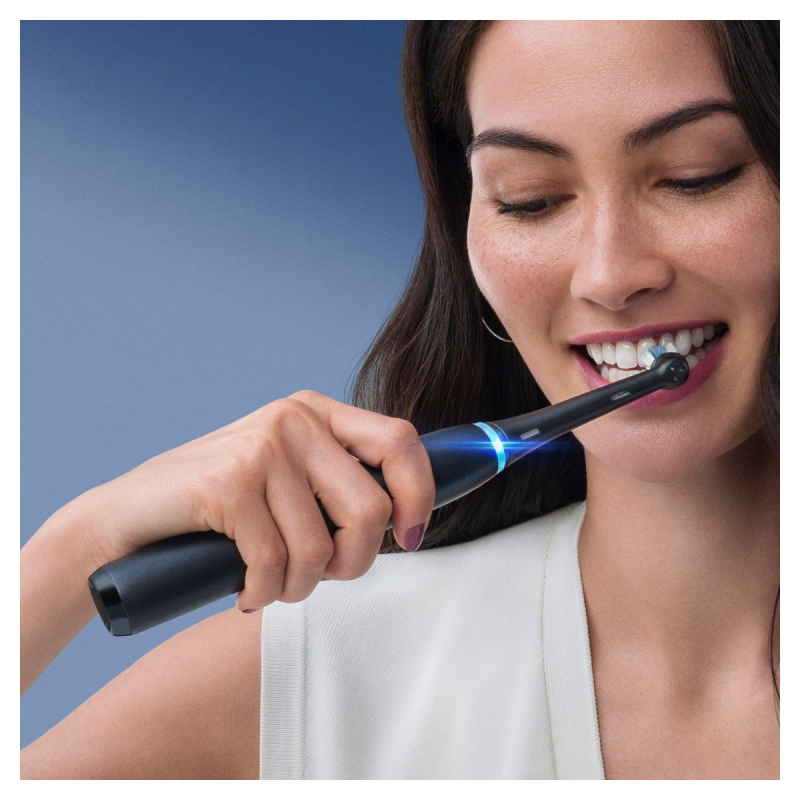 Oral-B iO - 8n - Spazzolino Elettrico Ricaricabile Nero con Tecnologia Magnetica Rivoluzionaria e Display a colori + Custodia da Viaggio Primium