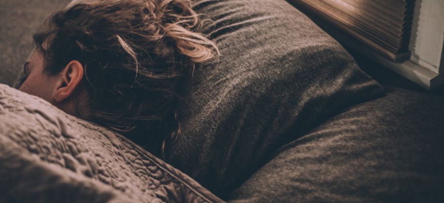 Riposare bene nel cambio di stagione: i consigli da seguire