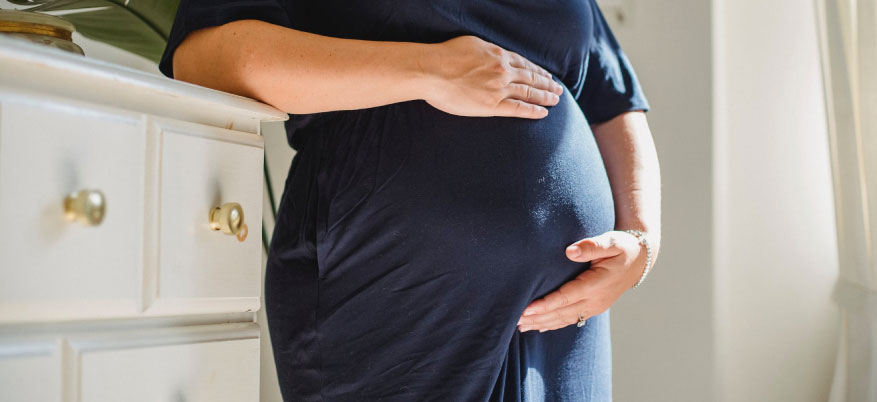 Caviglie gonfie in gravidanza: cause e rimedi