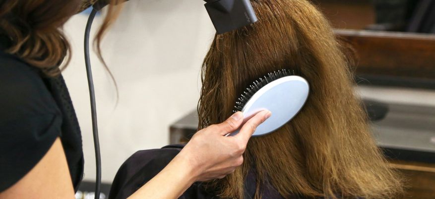 Capelli crespi e gonfi: rimedi per una chioma disciplinata