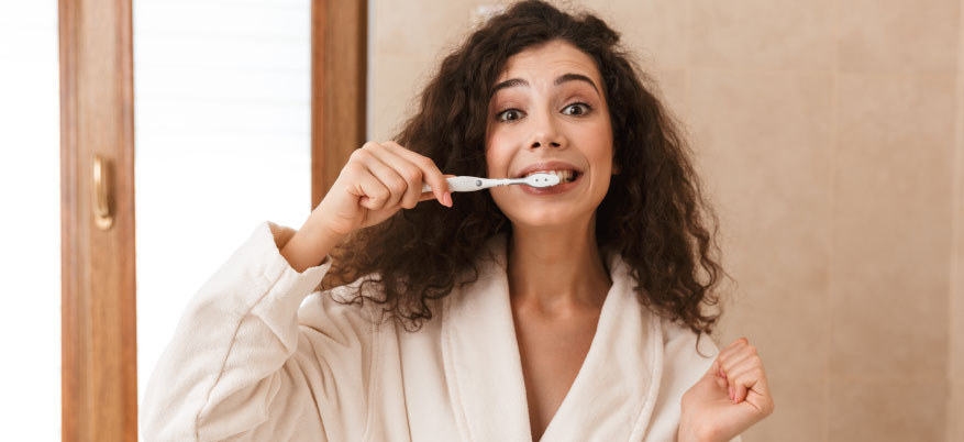 Sbiancare i denti a casa: ecco i prodotti indispensabili