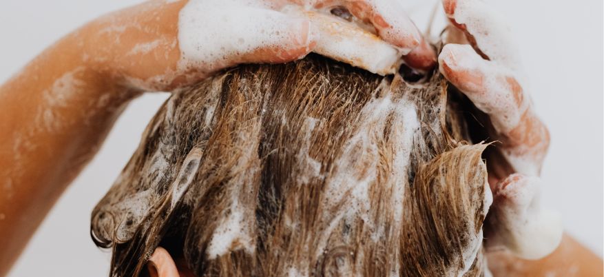 Shampoo senza parabeni e siliconi: perchè prediligerlo