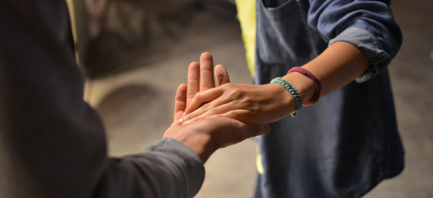 Mani screpolate: cause e rimedi per prendersene cura