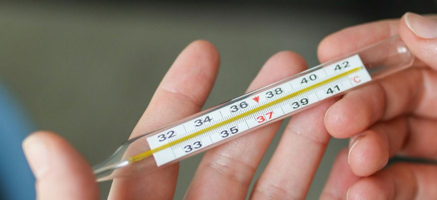 Febbre in estate: come trattarla efficacemente