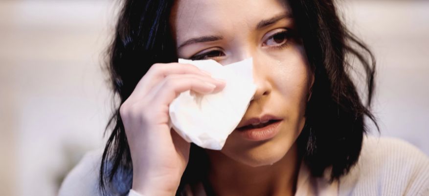 Occhi che lacrimano: cause, rimedi e colliri efficaci