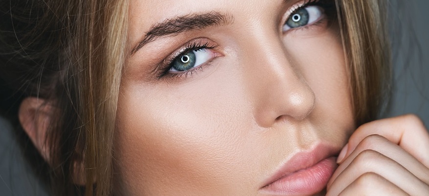 Come uniformare l’incarnato senza fondotinta: consigli e skincare efficace