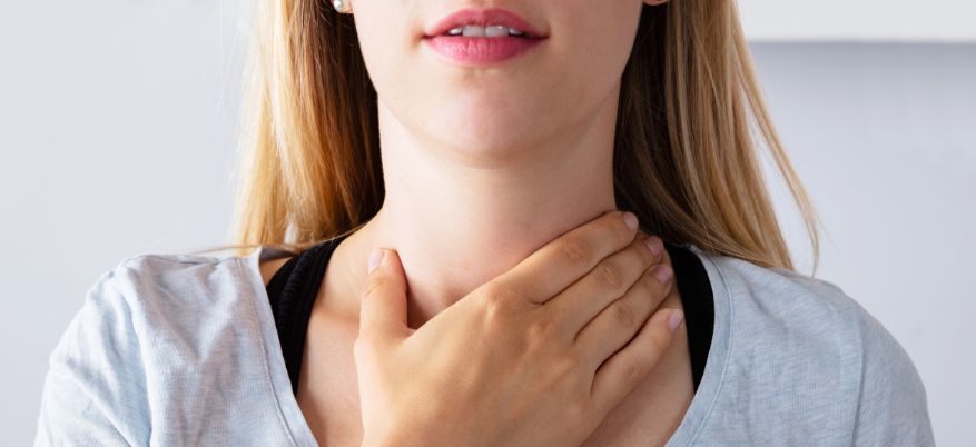 Gola irritata e tosse secca: cause e rimedi efficaci