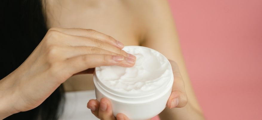 Pelle screpolata in inverno: cause e rimedi efficaci