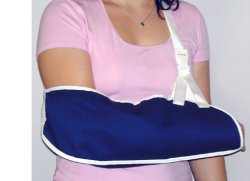 REGGIBRACCIO SEMPLICE MISURA MEDIA. CONSENTE L'IMMOBILIZZAZIONE IN POSIZIONE CORRETTA DEL BRACCIO NEI CASI DI SLOGATURE, TRAUMI ED INGESSATURE. CON IMBOTTITURA PER APPOGGIO MANO