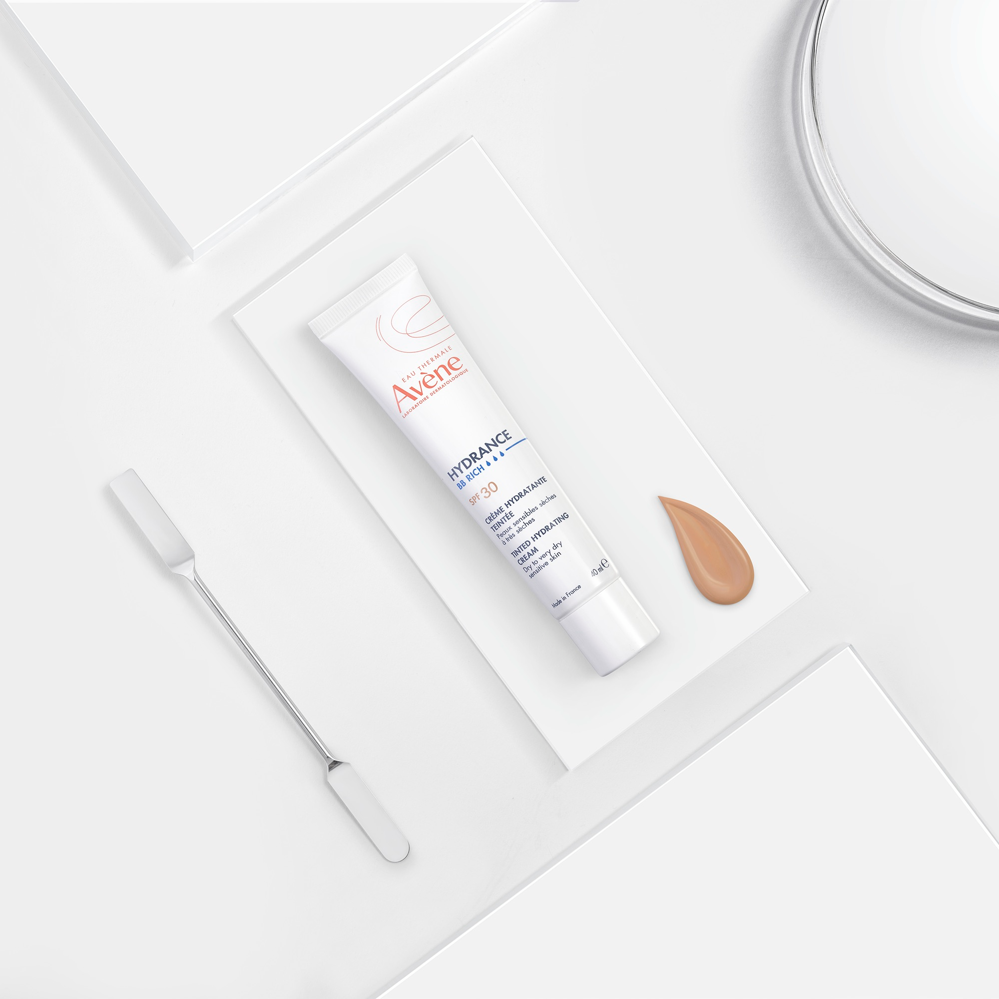 Eau Thermale Avène Hydrance BB Ricca Crema Idratante Colorata Perfezionatrice SPF30 Uniforma e Idrata Effetto Glow Pelle Secca e Molto Secca, 40ml