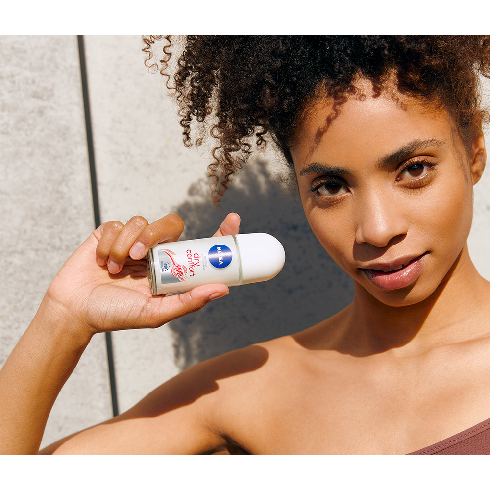 Nivea Dry Comfort Deodorante Roll On 50 ml, Deodorante antitraspirante 72h con formula Dual Active