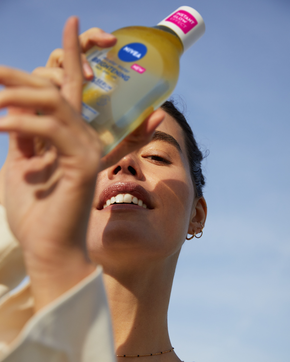 Nivea Acqua Micellare Skin Glow 400 ml, Struccante viso e occhi con 5% siero + Aminoacid Complex