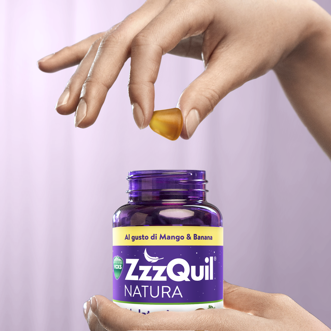 Integratore per il sonno ZzzQuil NATURA gusto MANGO & BANANA: 60 pastiglie gommose a base di melatonina con camomilla, valeriana e lavanda.