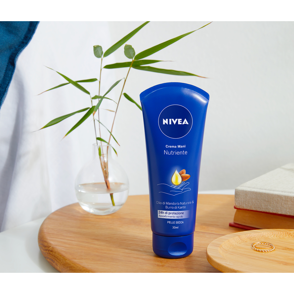 Nivea Crema Mani Nutriente 100 ml, Crema mani idratante e profumata arricchita con Olio di Mandorla