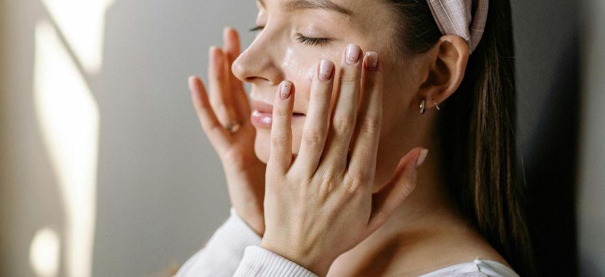 Crema contorno occhi antirughe: come scegliere il prodotto giusto