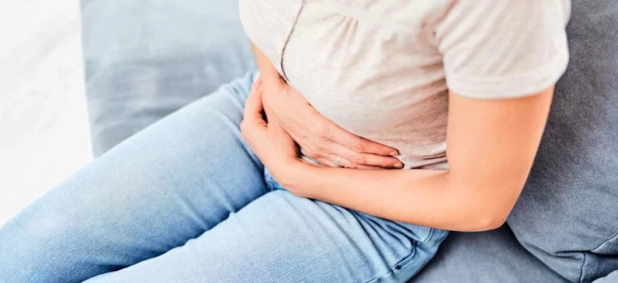 Gonfiore addominale femminile: cause ginecologiche e segnali da non ignorare