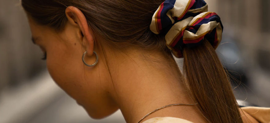 Capelli grassi: cause e rimedi per l'eccessiva produzione di sebo