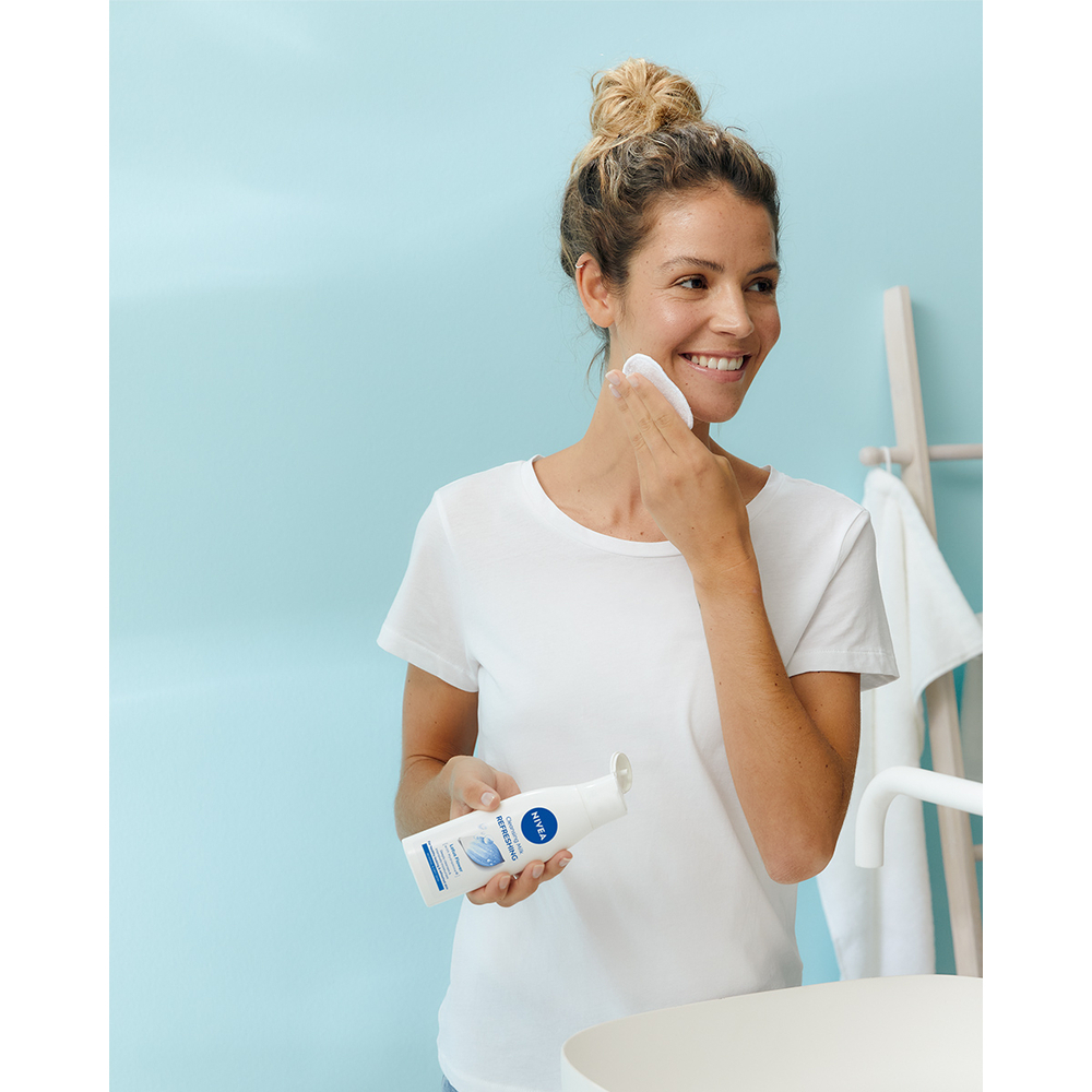 Nivea Latte Detergente Rinfrescante 200 ml, Latte detergente viso idratante e delicato