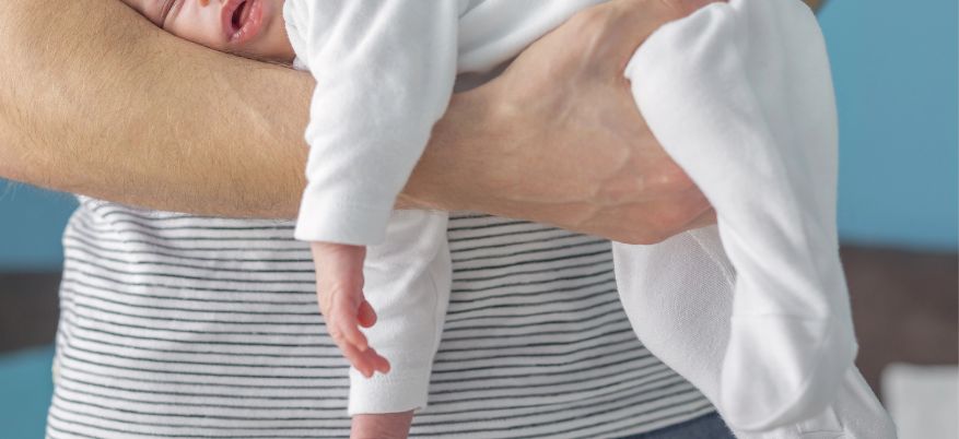 Come far passare le coliche al neonato: rimedi e consigli