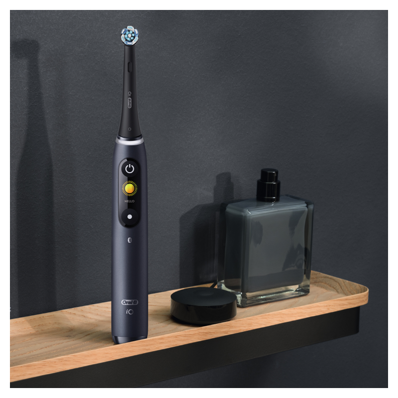 Oral-B iO - 8n - Spazzolino Elettrico Ricaricabile Nero con Tecnologia Magnetica Rivoluzionaria e Display a colori + Custodia da Viaggio Primium